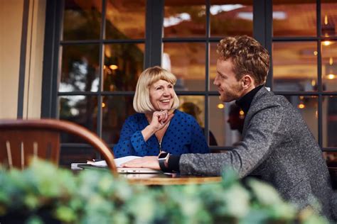 man relatie met oudere vrouw|Waarom jonge mannen vallen op oudere vrouwen:。